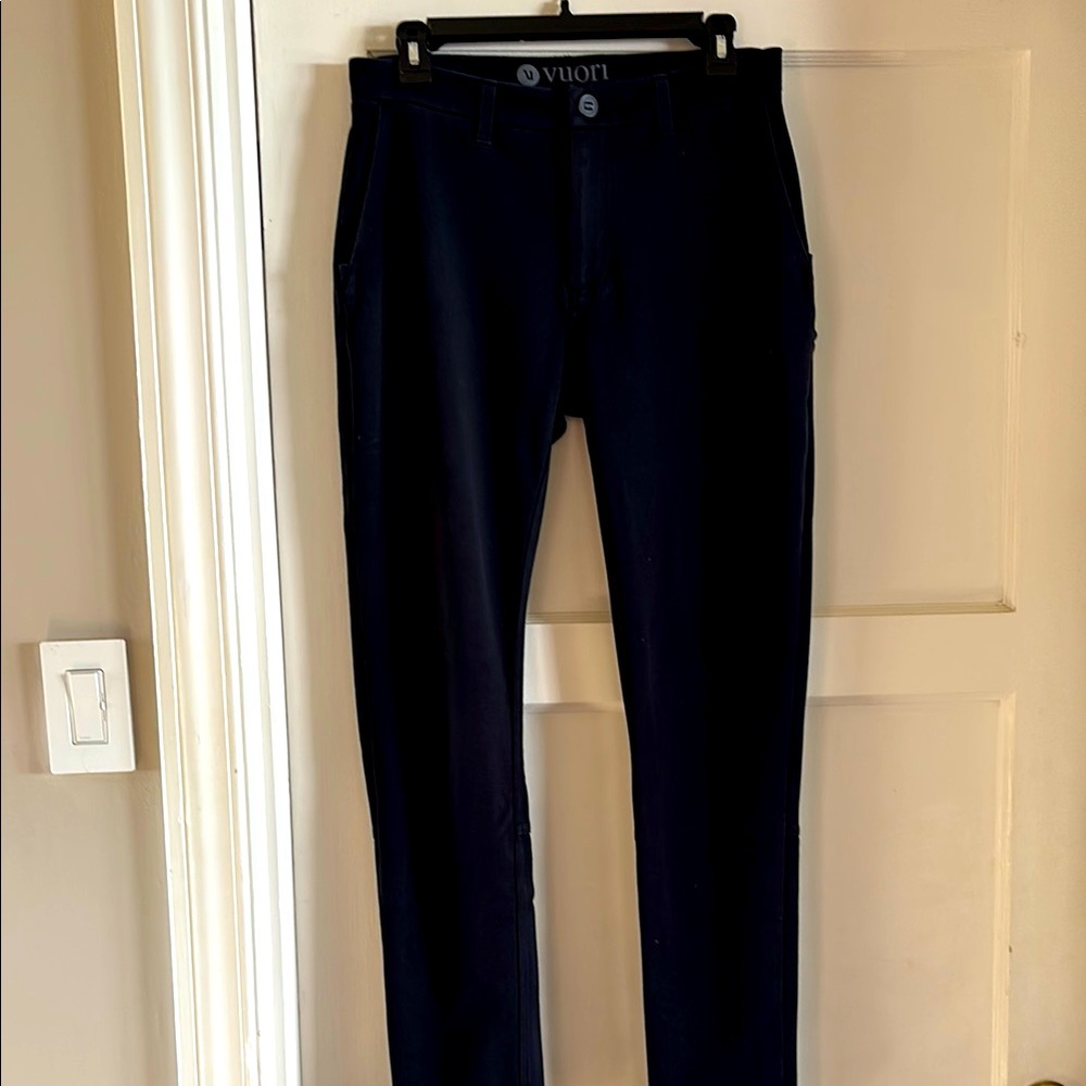Men’s Vuori Black Sleek Minimalist Design